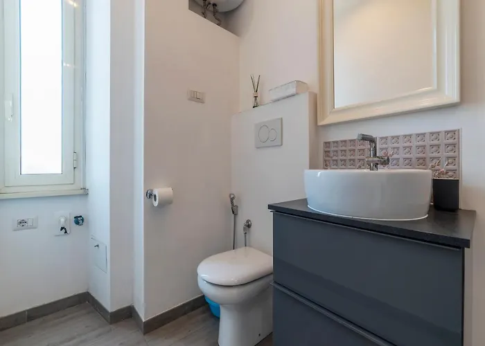 Guesthost - San Lorenzo Functional Flat * Rome