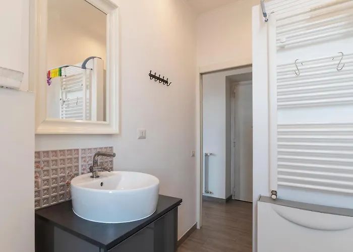 Guesthost - San Lorenzo Functional Flat * Rome